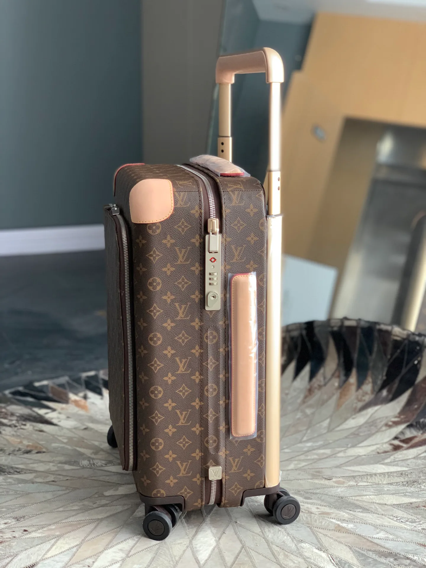 Suitcases LOUIS VUITTON 17055902