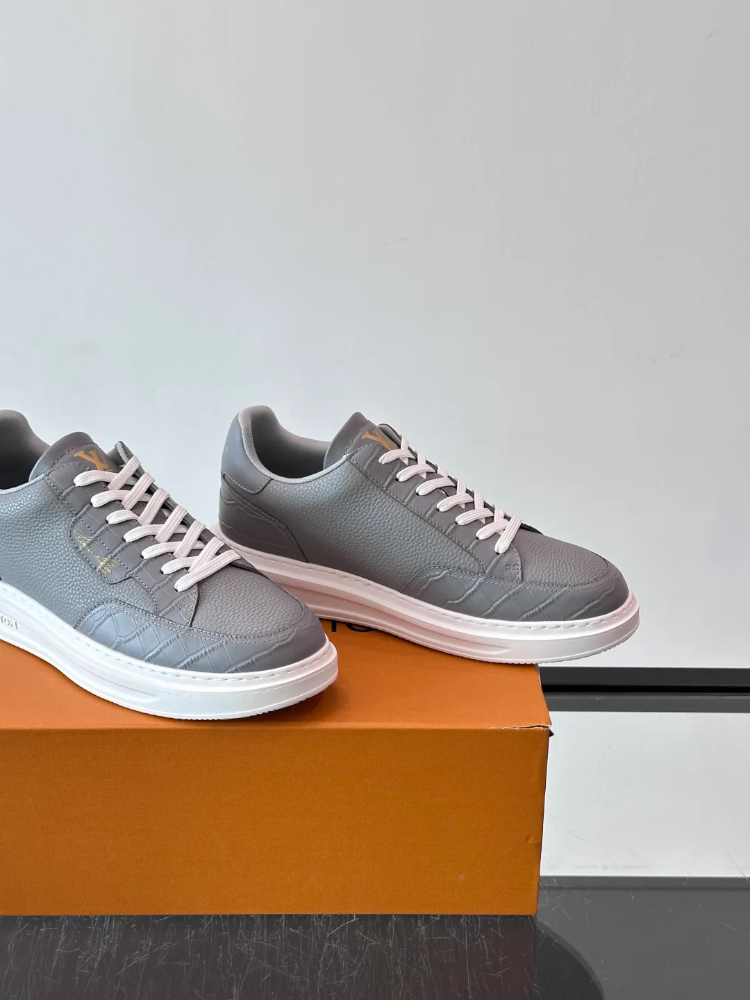 Women's Sneakers LOUIS VUITTON 18400576
