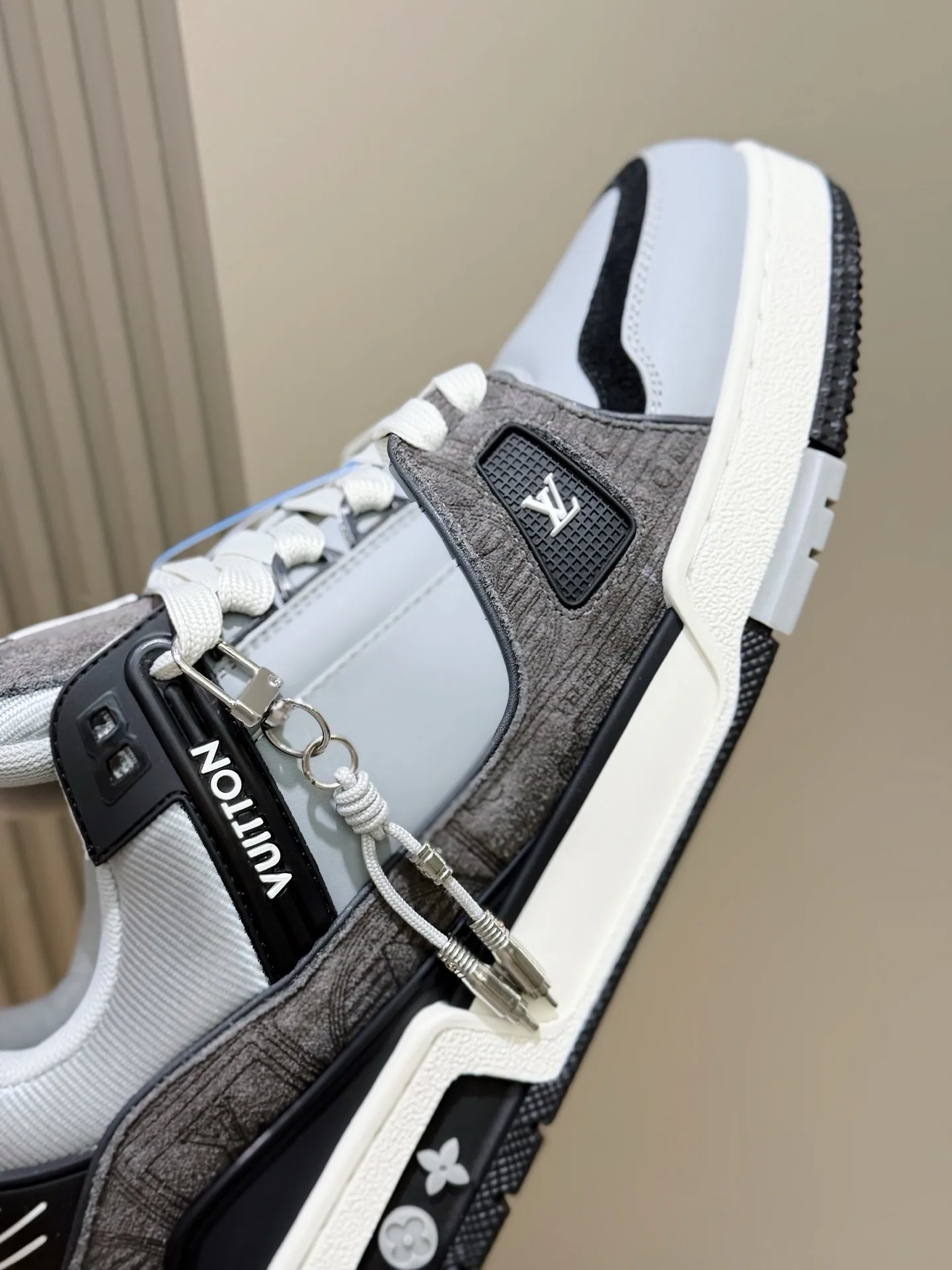 Men's Sneakers LOUIS VUITTON 18400371