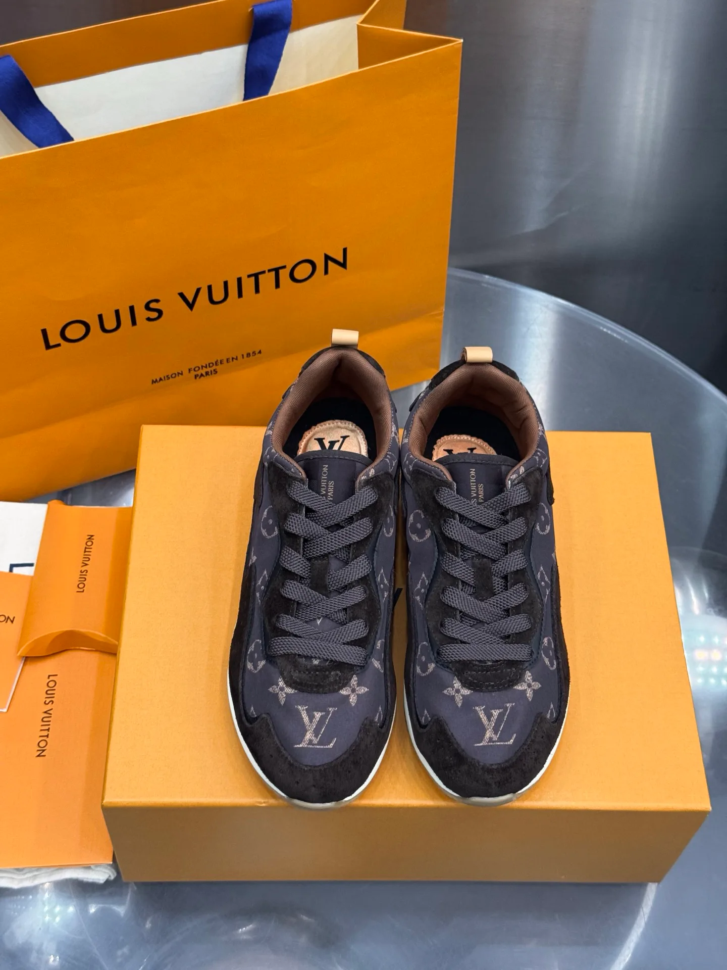 Men's Sneakers LOUIS VUITTON 18202640