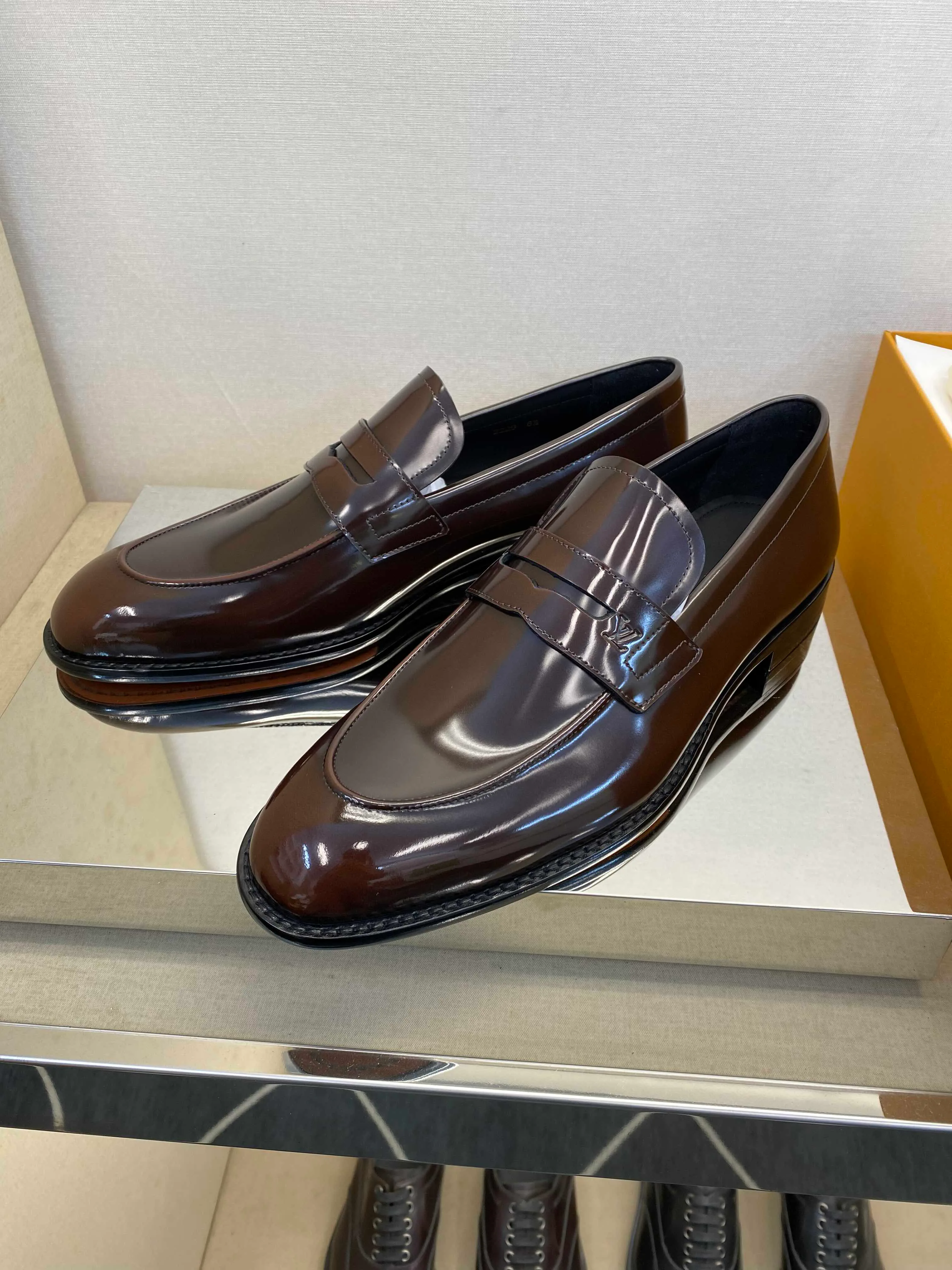 Men's Loafers And Dress Shoes LOUIS VUITTON 18079173