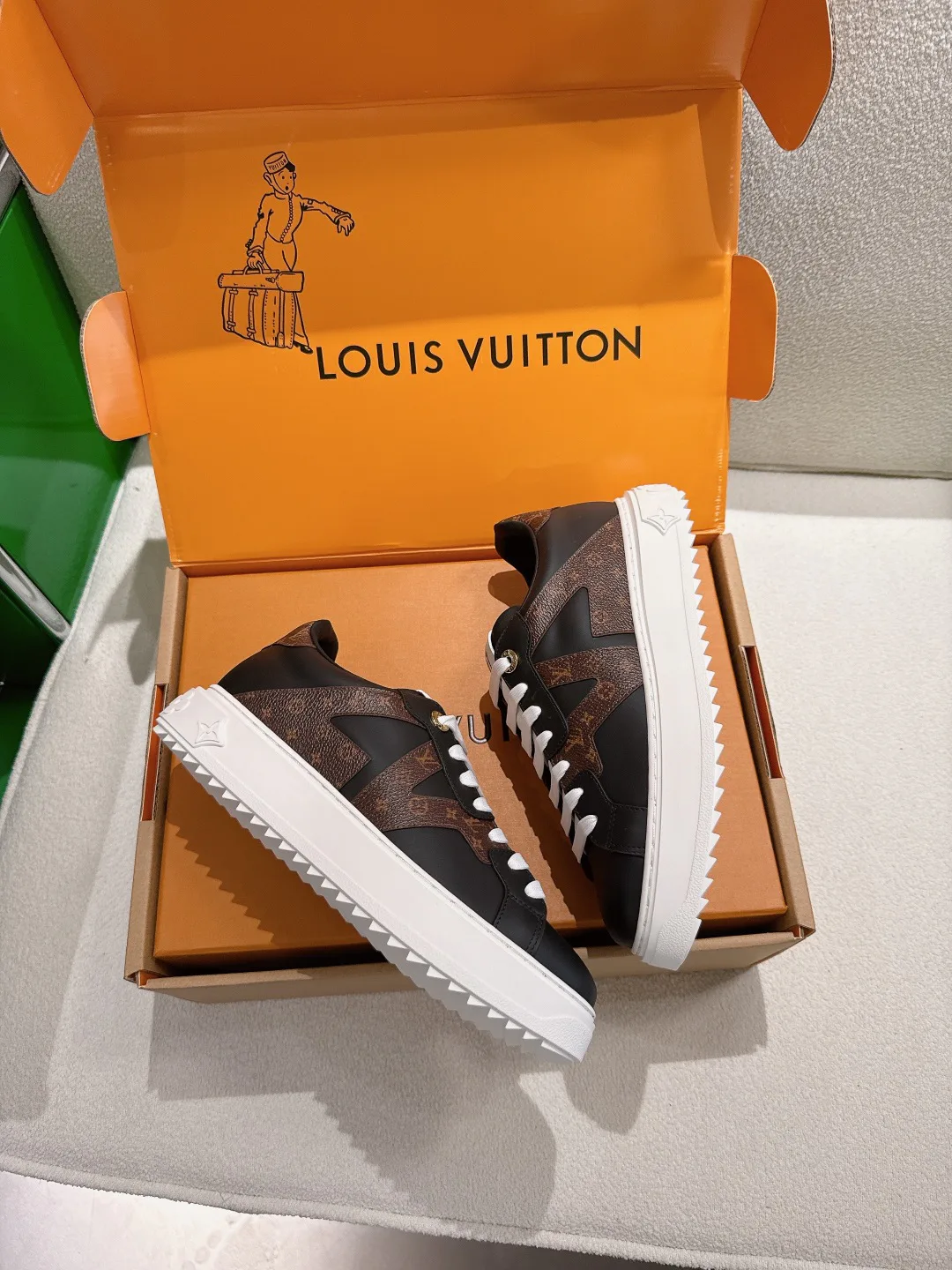 Кроссовки Женские Louis Vuitton 18677721