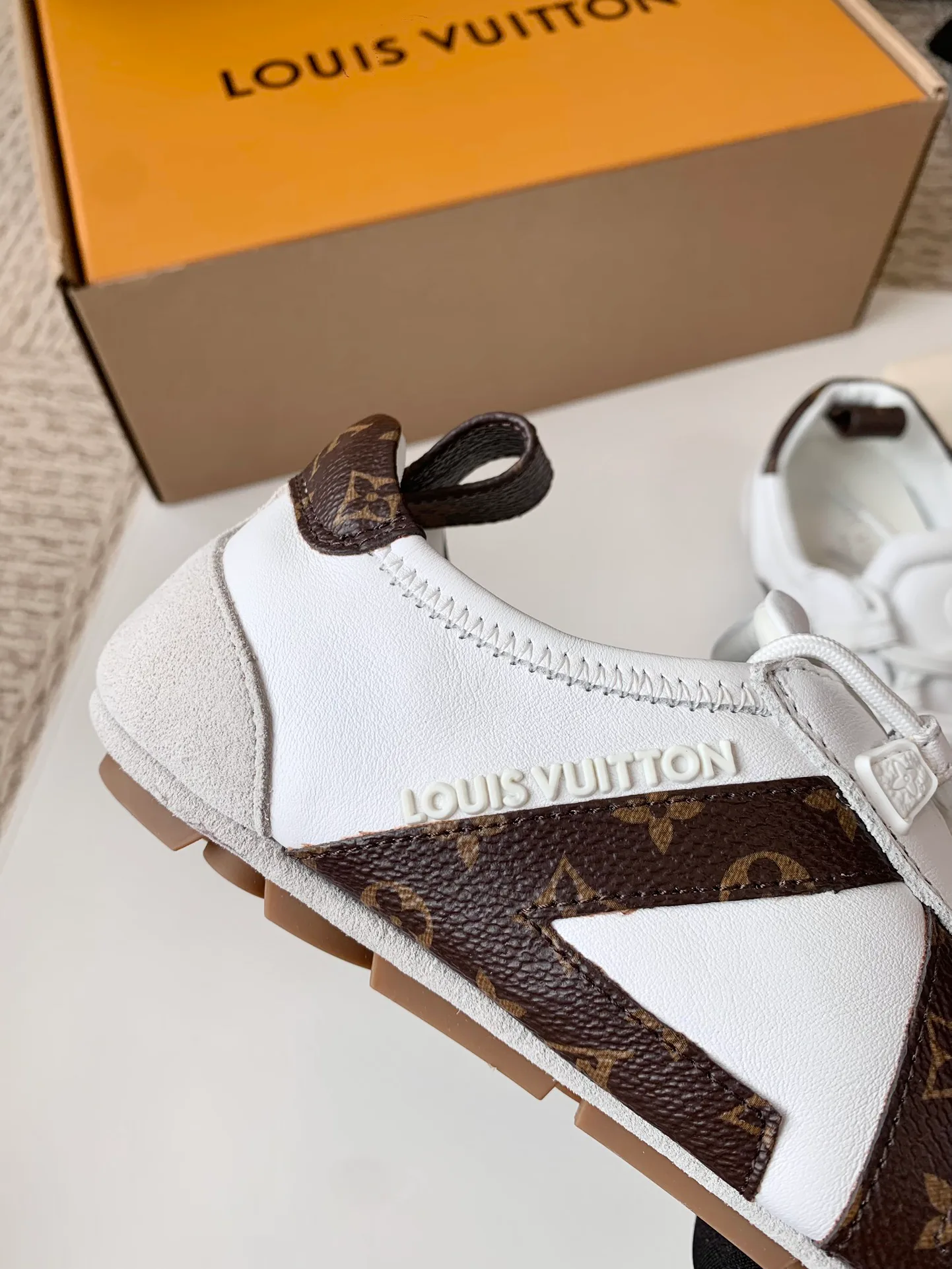 Women's Sneakers LOUIS VUITTON 17753808
