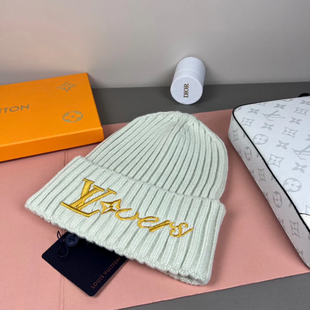 Hats LOUIS VUITTON 18105735