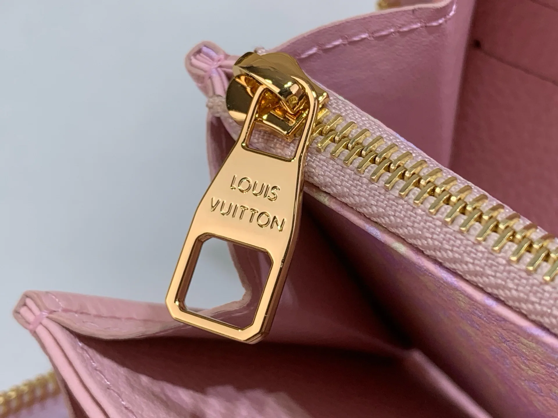 Women's Clutches LOUIS VUITTON 17499379