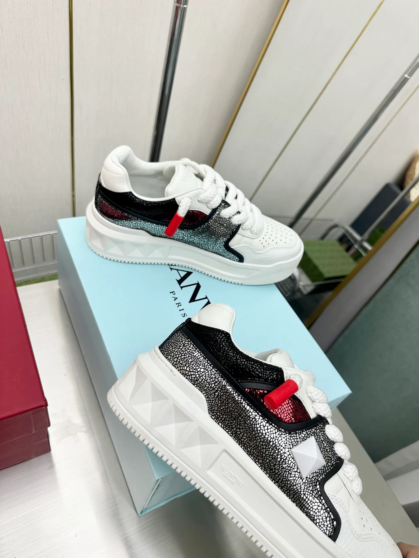 Women's Sneakers VALENTINO 17904338