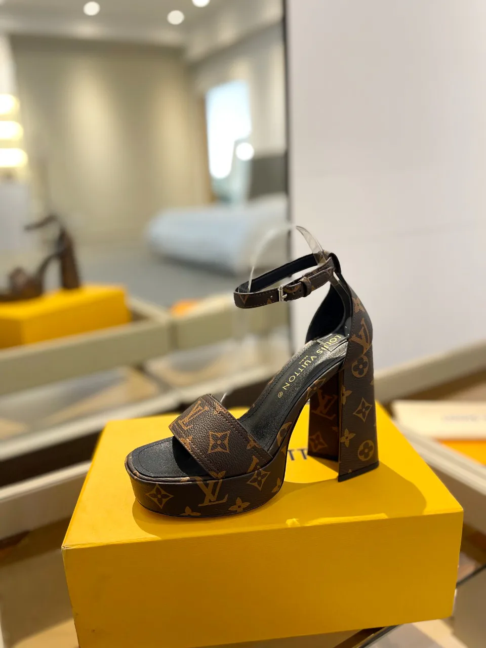 Women's Open-Toe Sandals LOUIS VUITTON 17946834