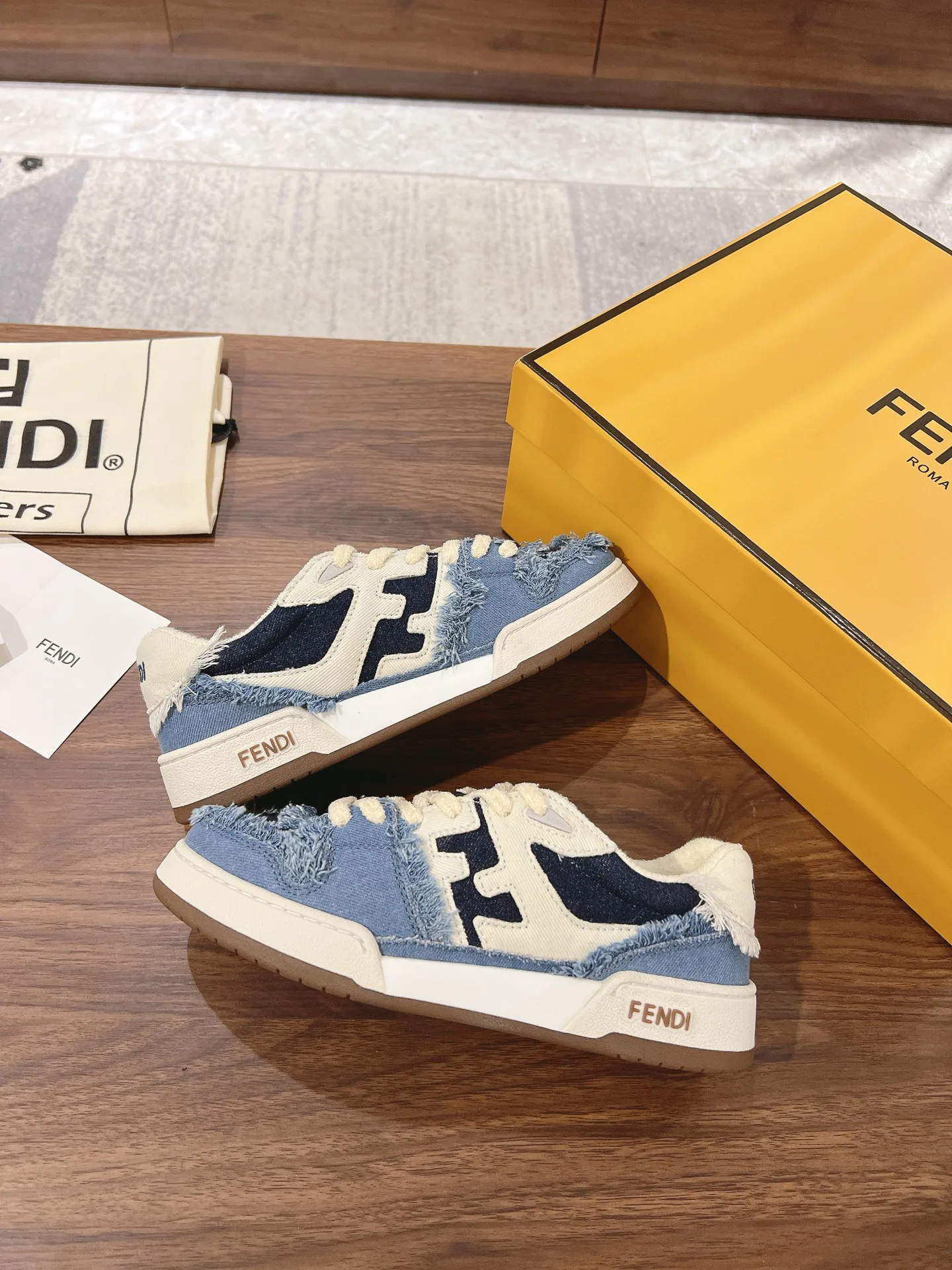 Women's Sneakers FENDI 18219590