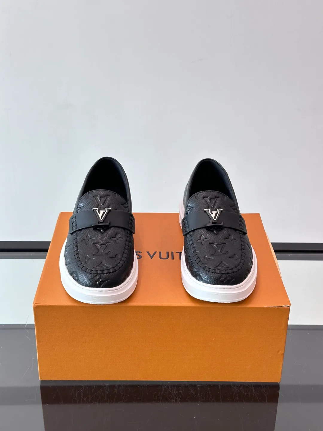 Men's Loafers And Dress Shoes LOUIS VUITTON 18400589