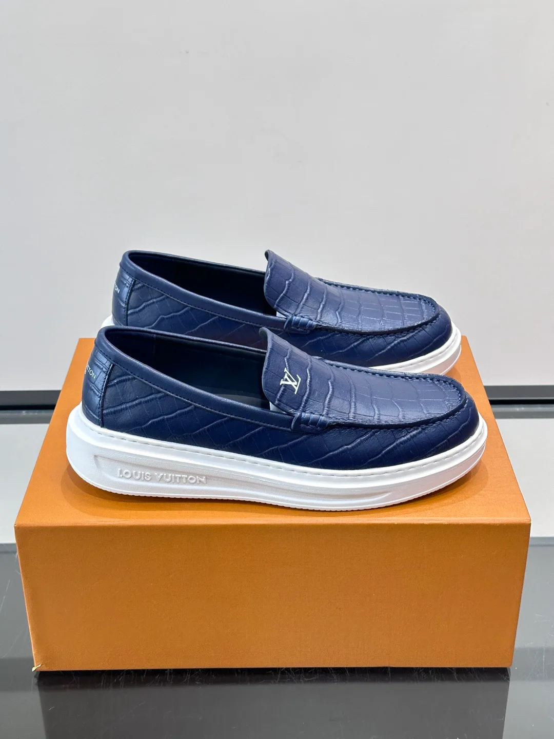 Men's Loafers And Dress Shoes LOUIS VUITTON 17806103