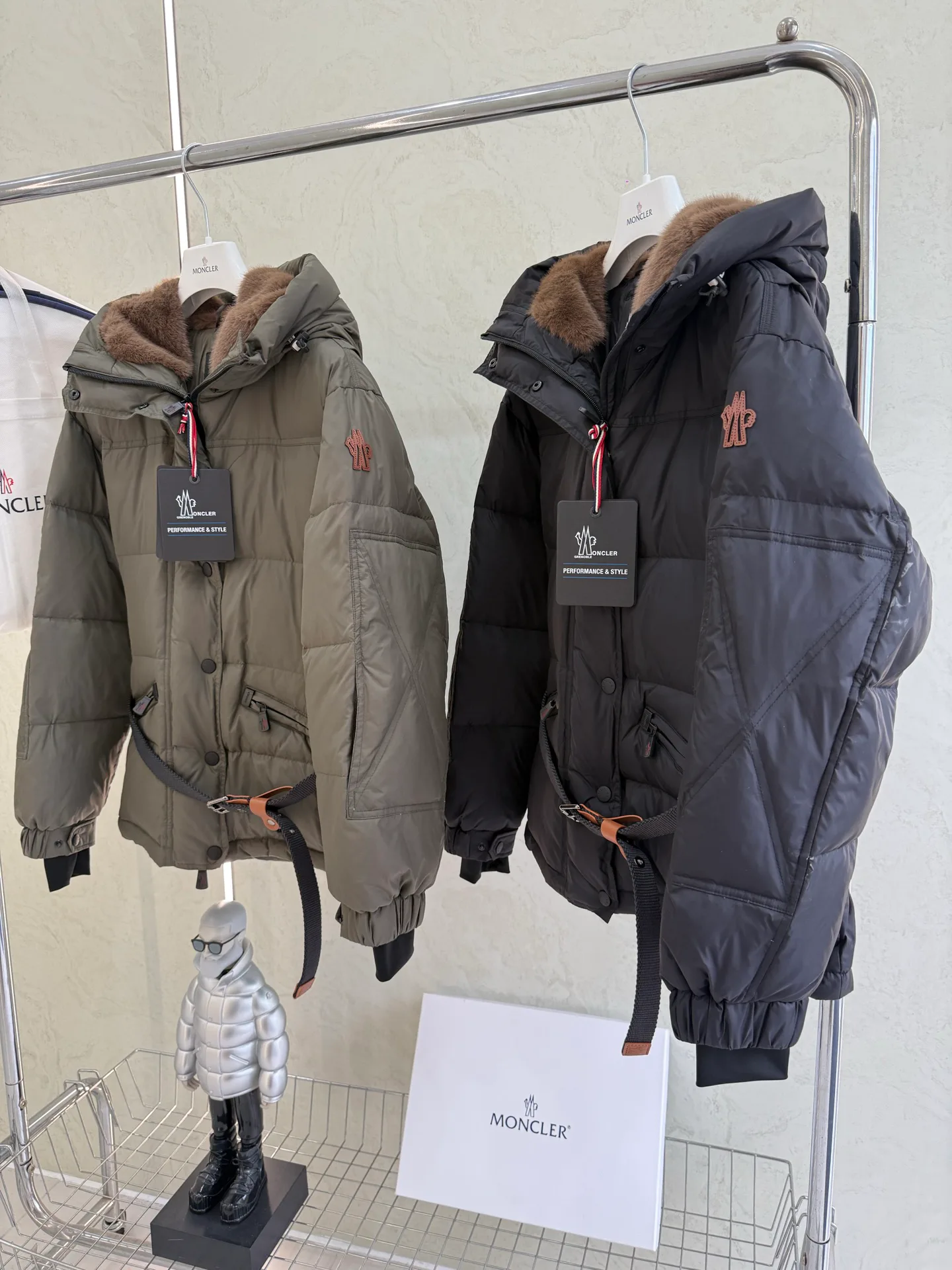 Women's Jackets And Down Jackets MONCLER 18043561