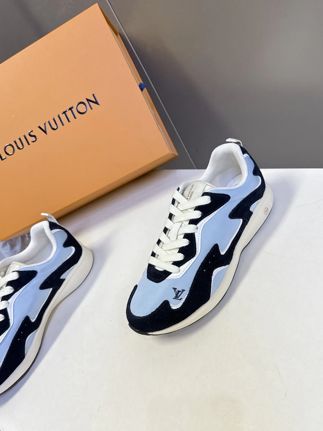 Men's Sneakers LOUIS VUITTON 18404680