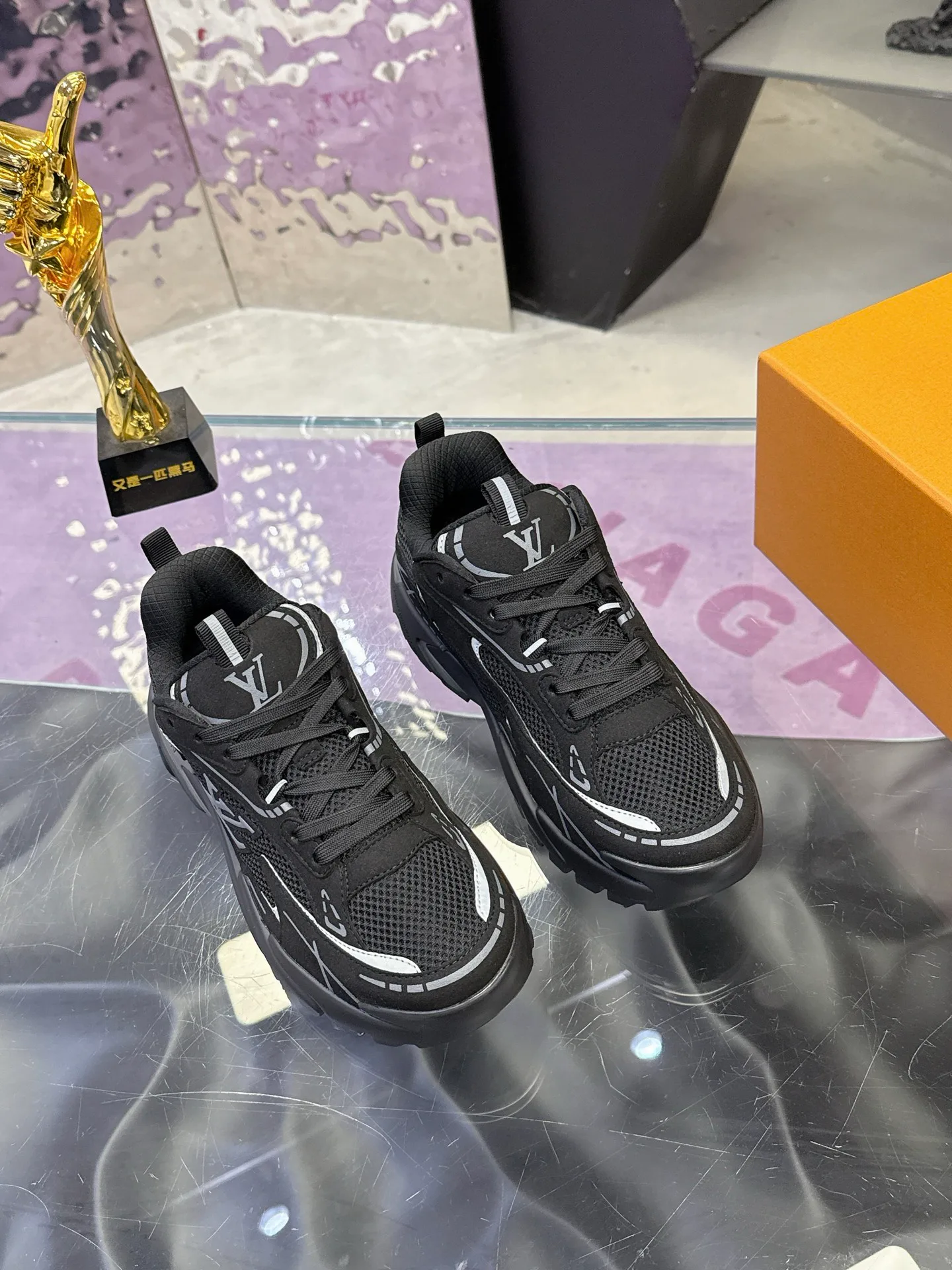 Men's Sneakers LOUIS VUITTON 17530451