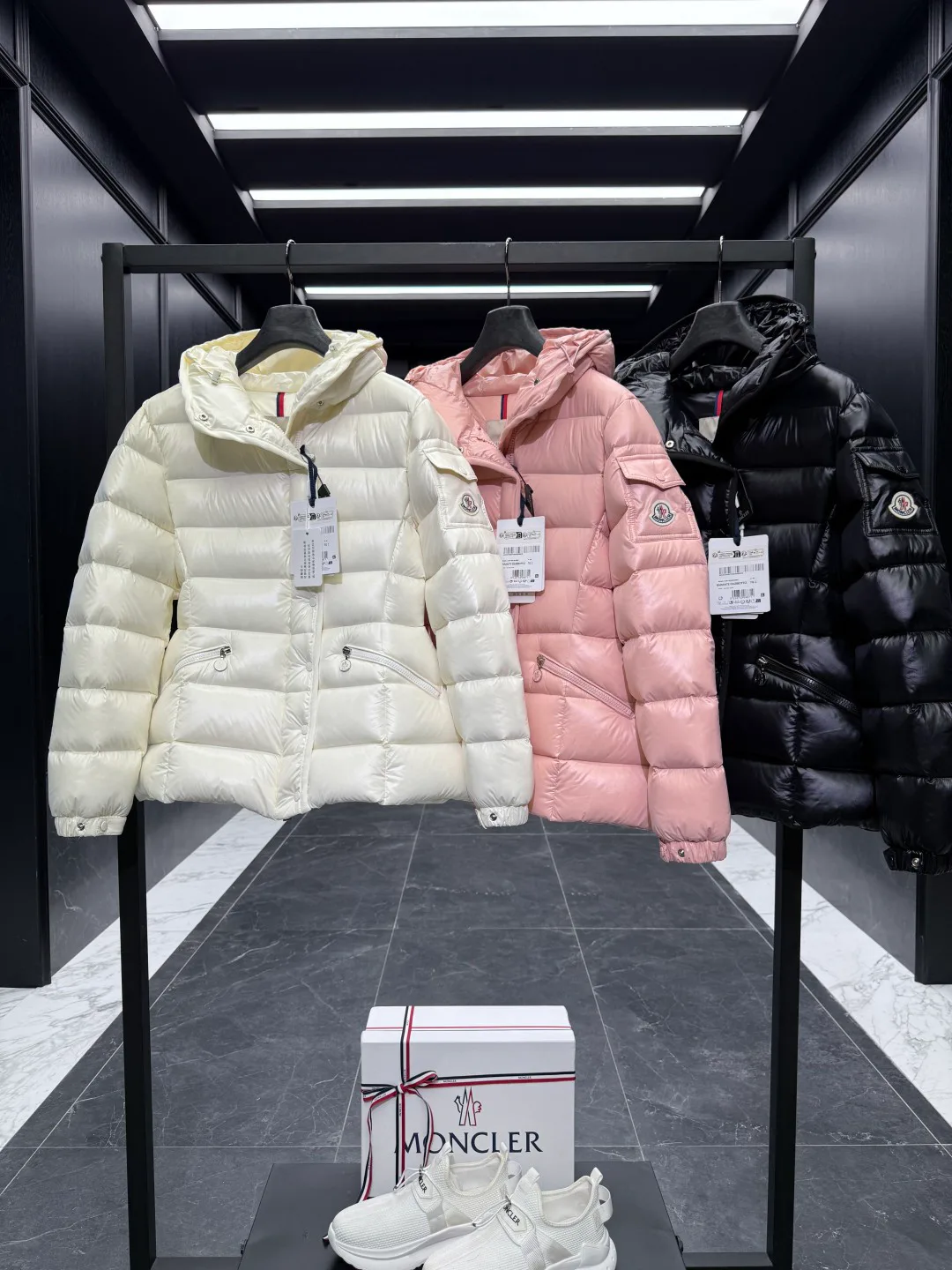 Куртки И Пуховики Женские Moncler 18689139