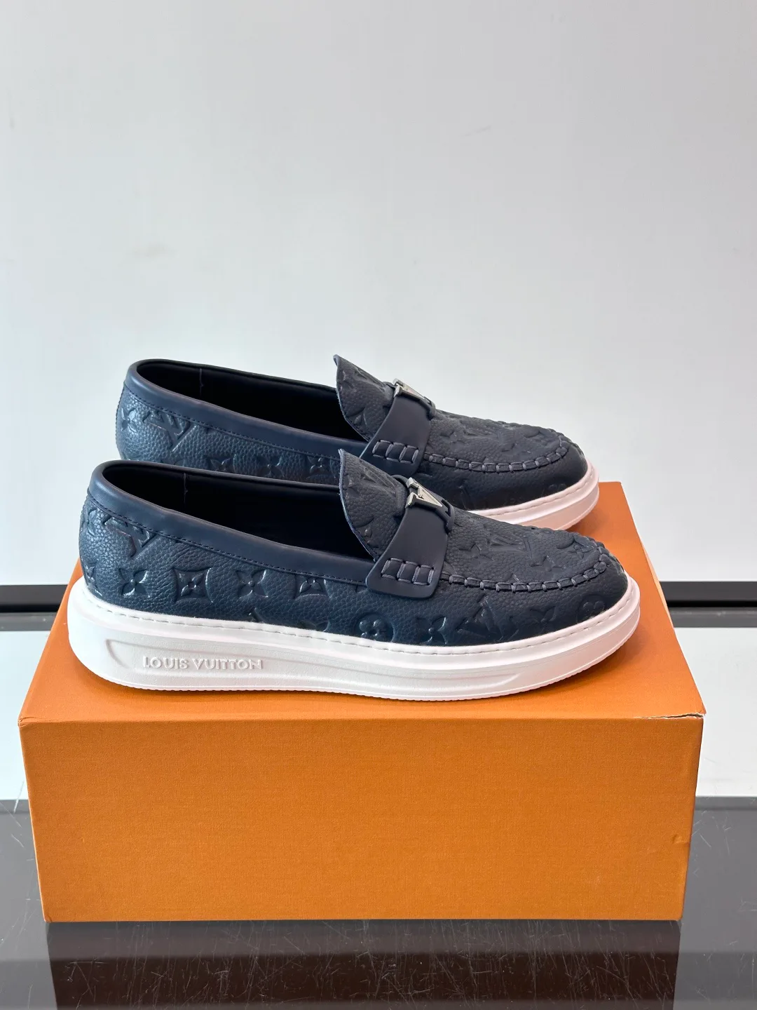 Men's Loafers And Dress Shoes LOUIS VUITTON 18400586