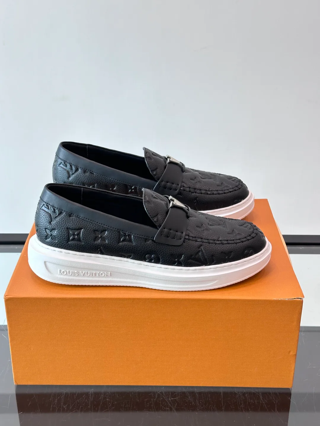 Men's Loafers And Dress Shoes LOUIS VUITTON 18400589