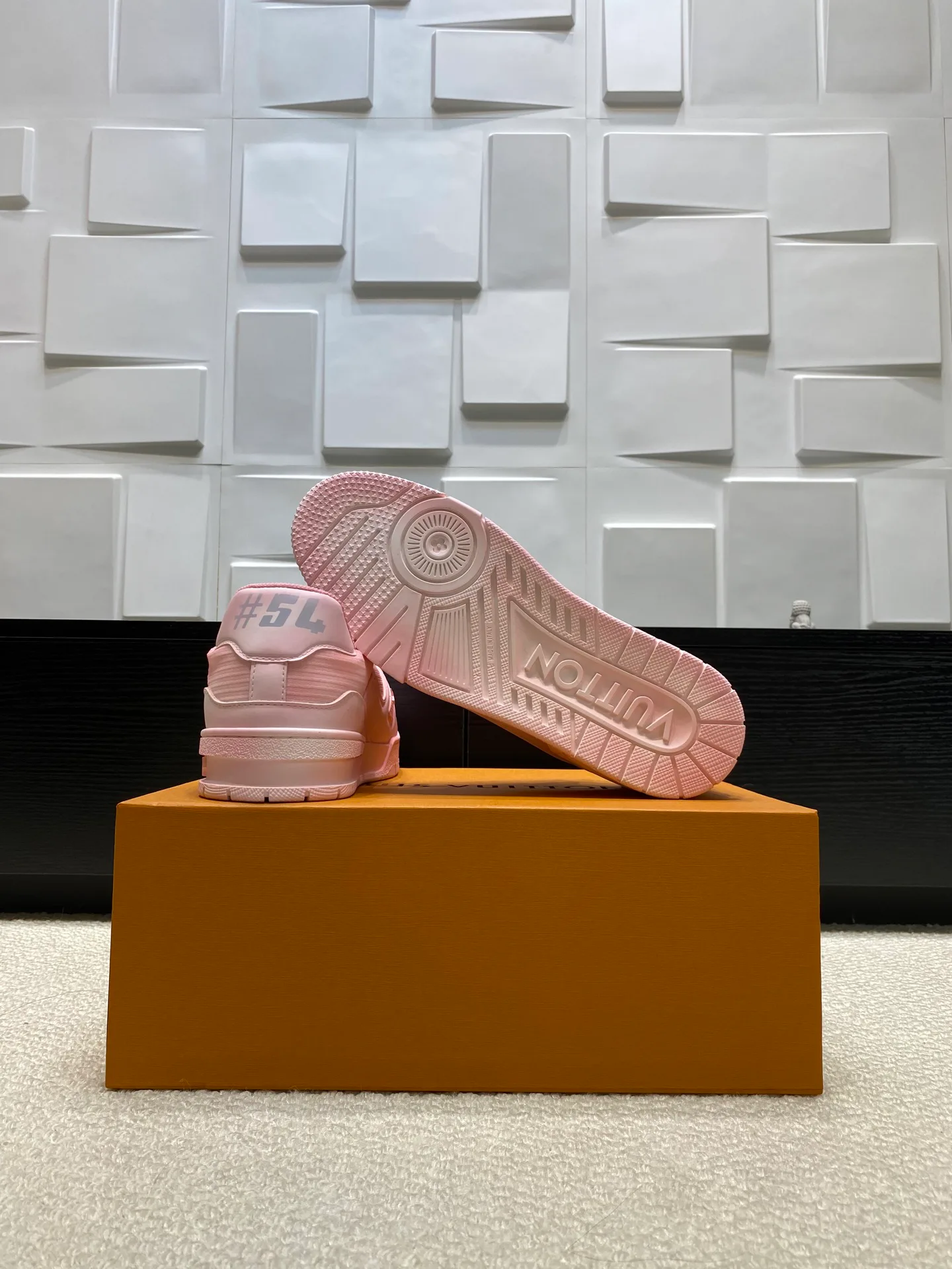 Women's Sneakers LOUIS VUITTON 17969019