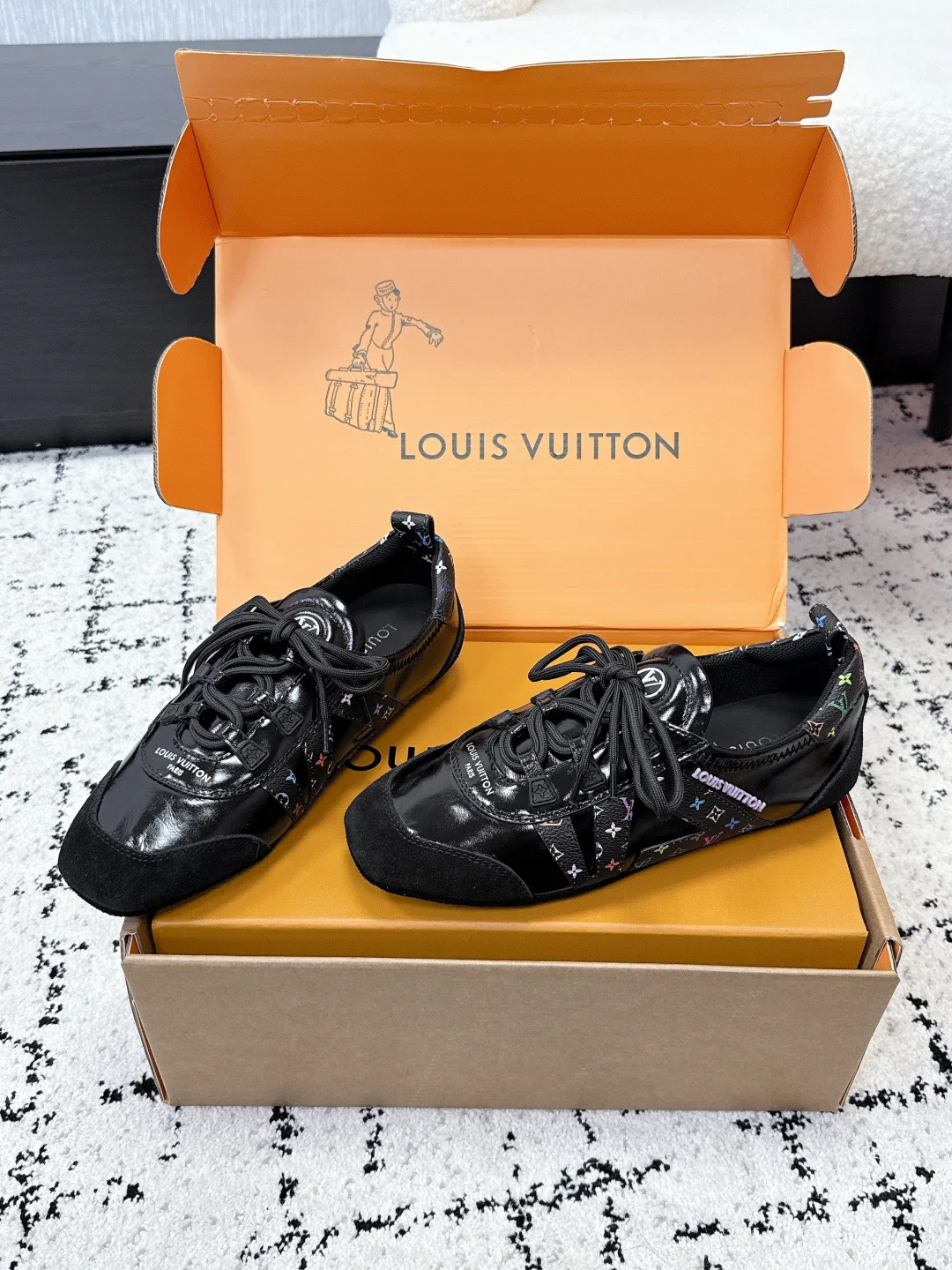 Women's Sneakers LOUIS VUITTON 18409685