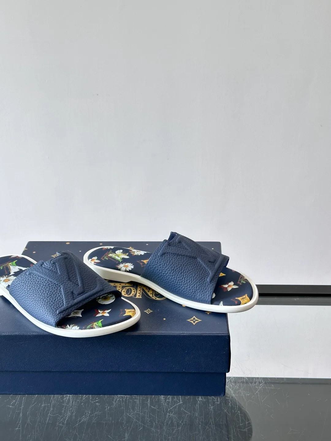 Women's Flip-Flops LOUIS VUITTON 17162802