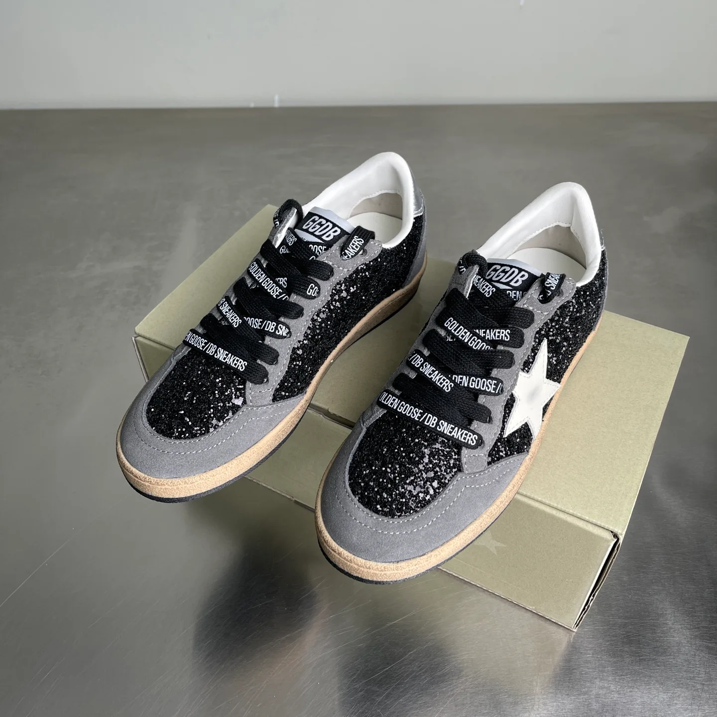 Women's Sneakers GOLDEN GOOSE 18039608