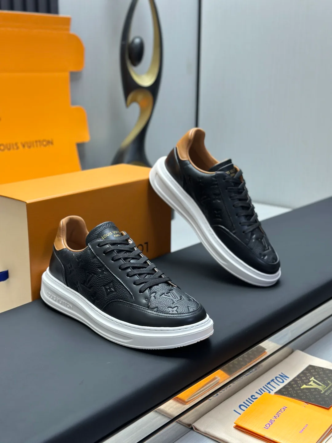 Men's Sneakers LOUIS VUITTON 18555435