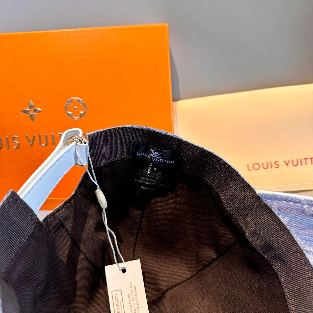 Hats LOUIS VUITTON 18105297
