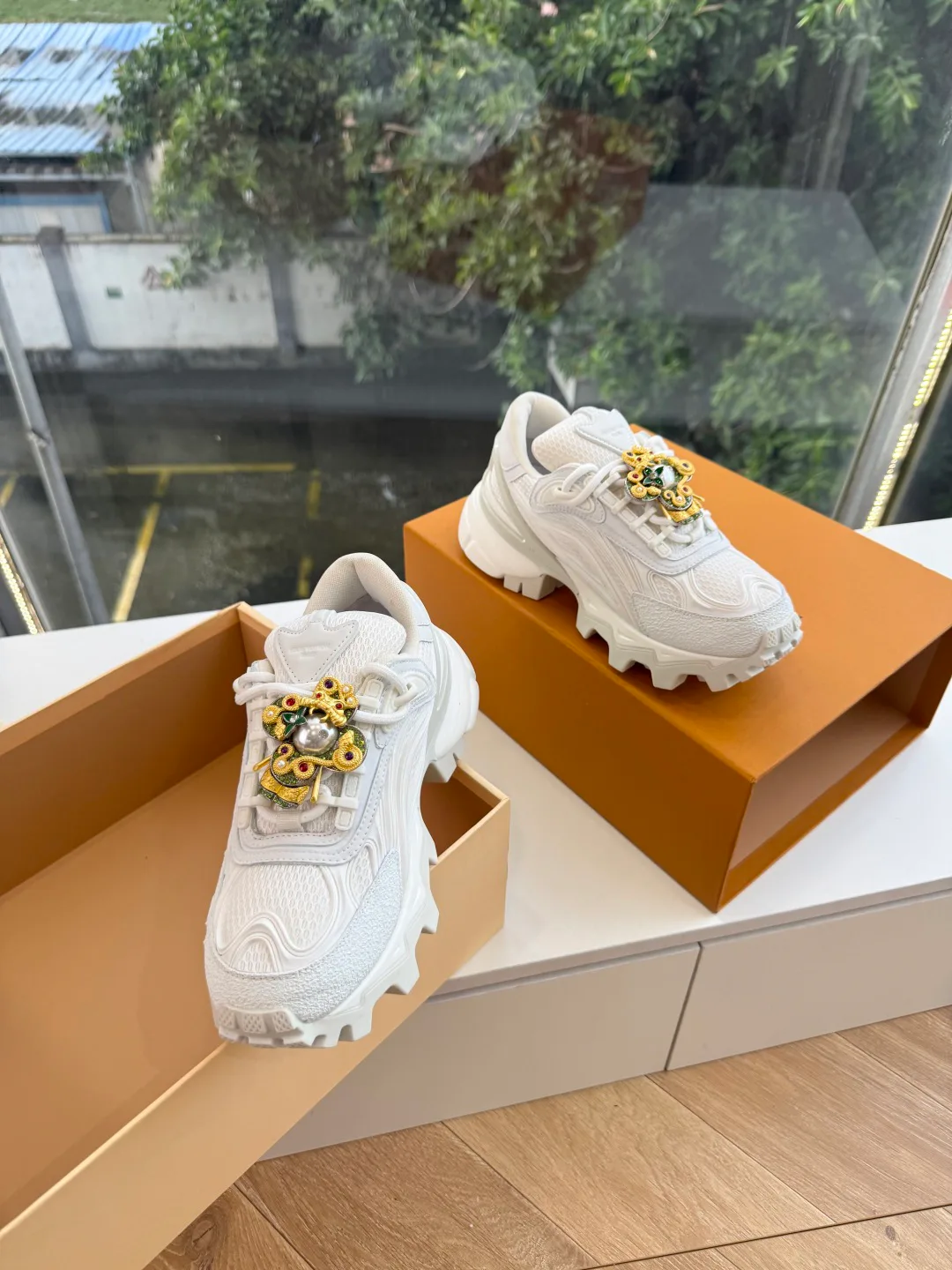 Women's Sneakers LOUIS VUITTON 18053491