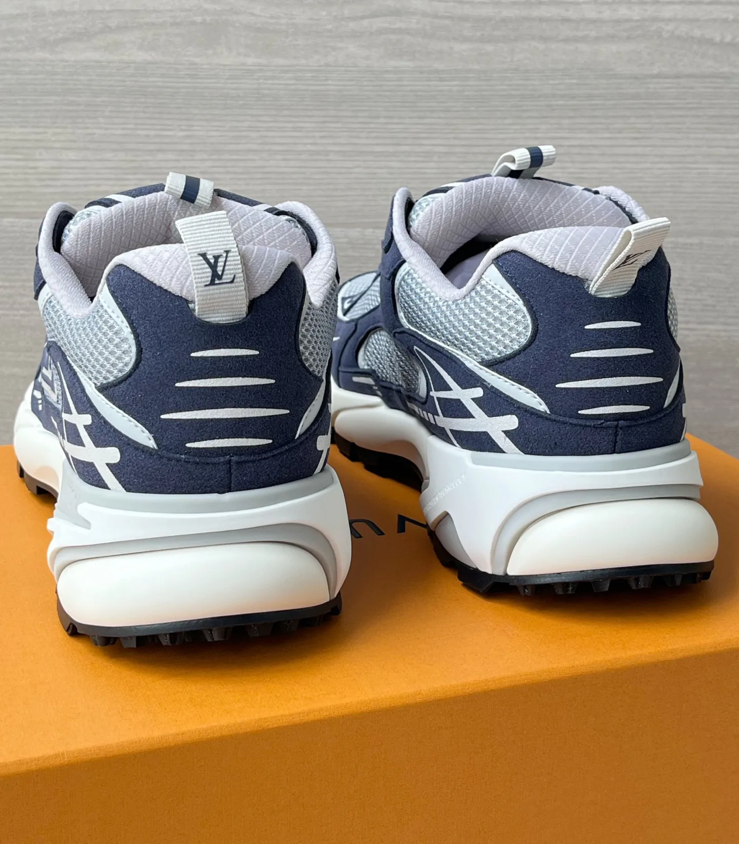 Men's Sneakers LOUIS VUITTON 17972108