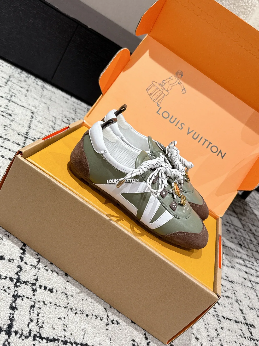 Women's Sneakers LOUIS VUITTON 18409717