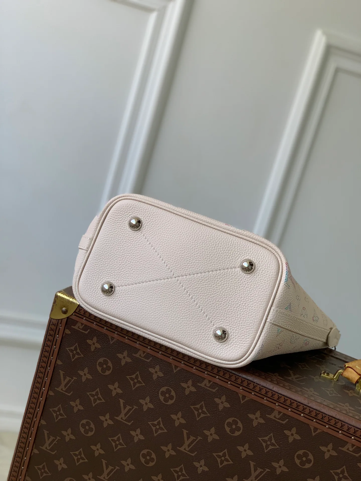 Women's Classic Handbags LOUIS VUITTON 18147477