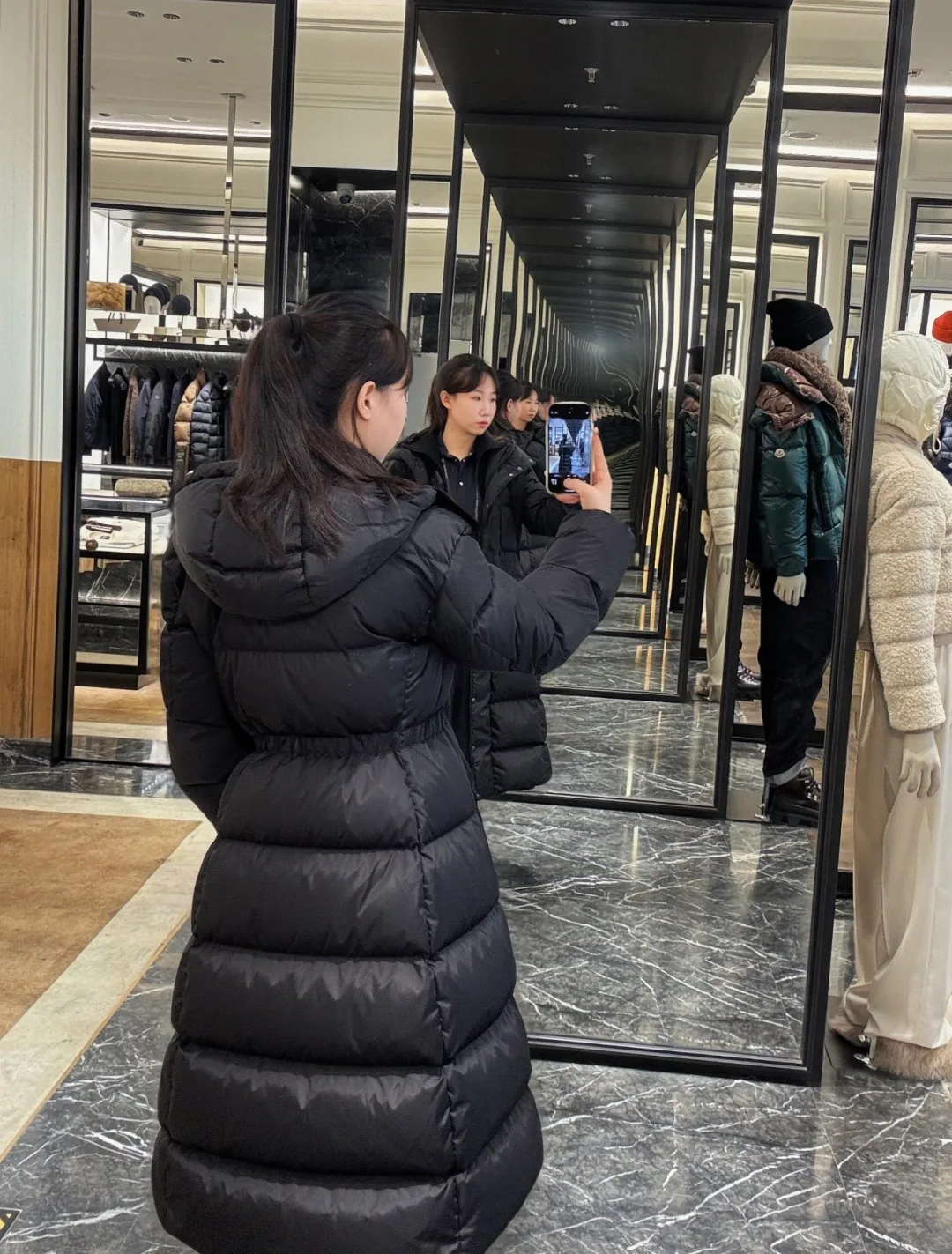 Women's Jackets And Down Jackets MONCLER 18528305