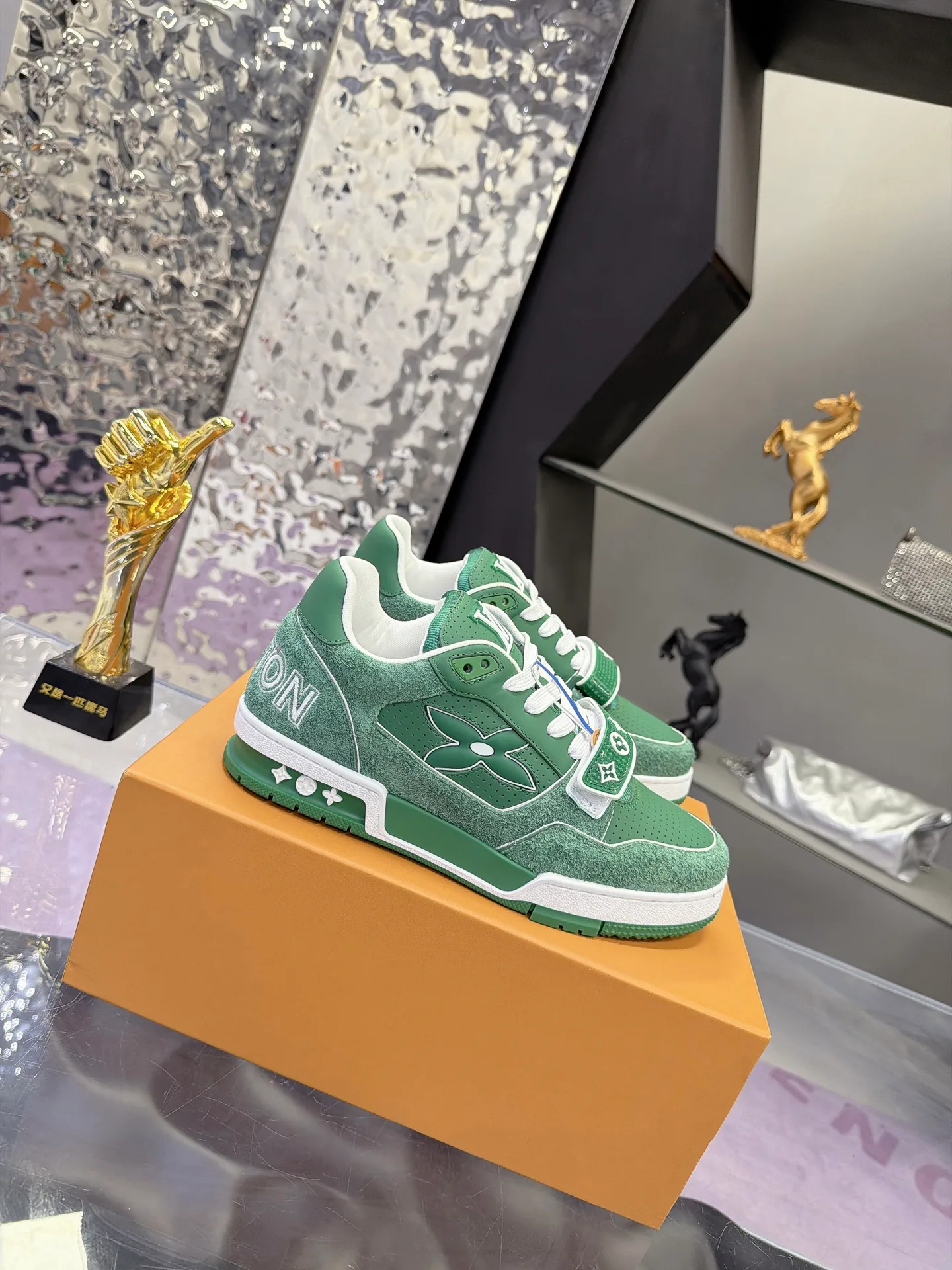 Women's Sneakers LOUIS VUITTON 17740573