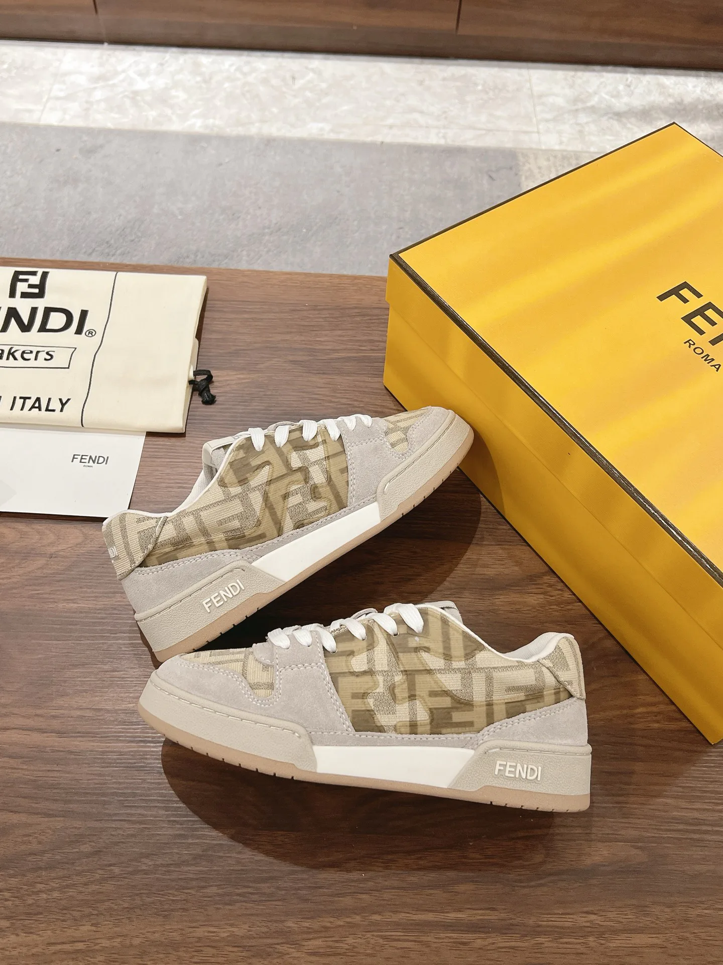 Women's Sneakers FENDI 18219610