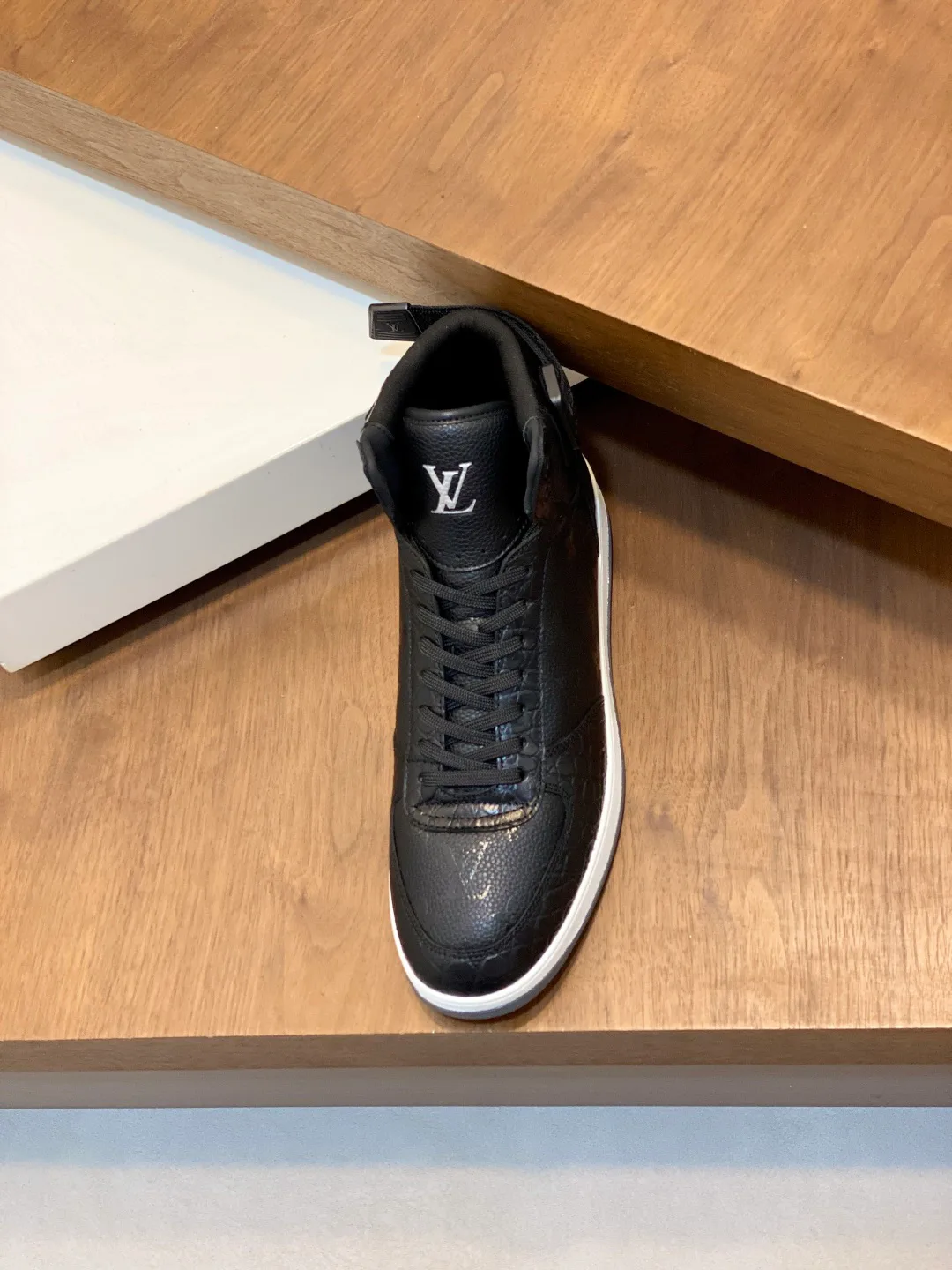 Men's Sneakers LOUIS VUITTON 18265100