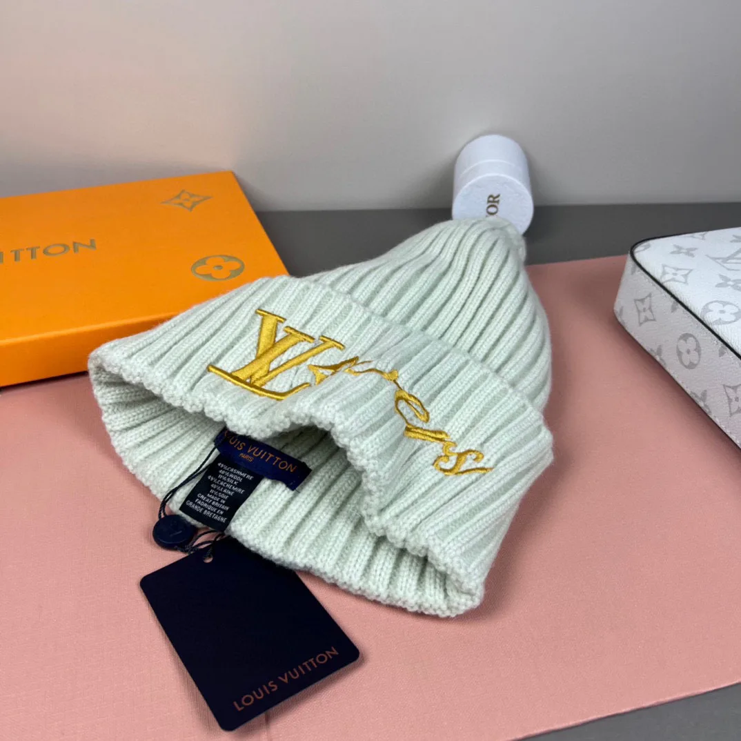 Hats LOUIS VUITTON 18105735