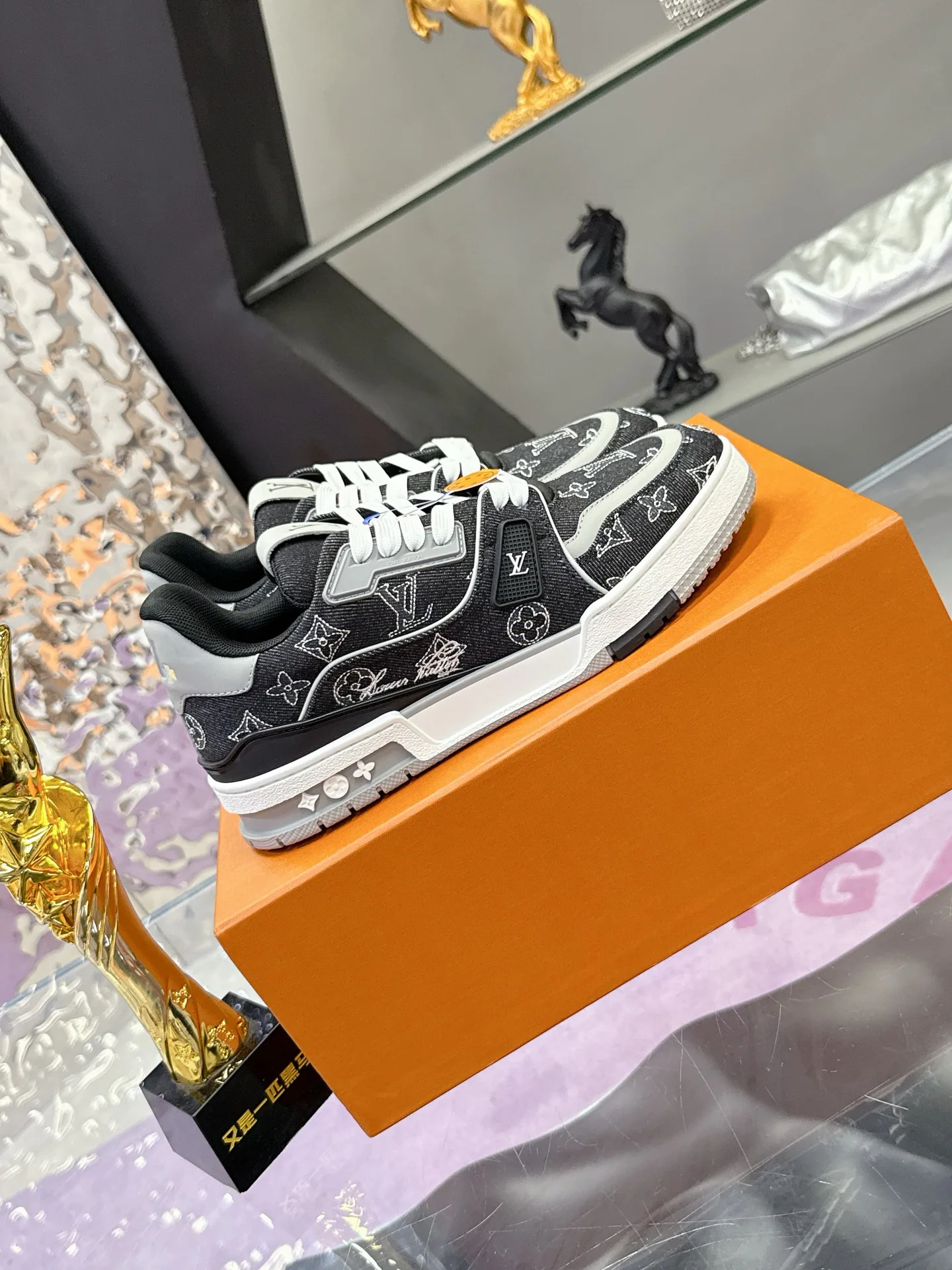 Women's Sneakers LOUIS VUITTON 17930921