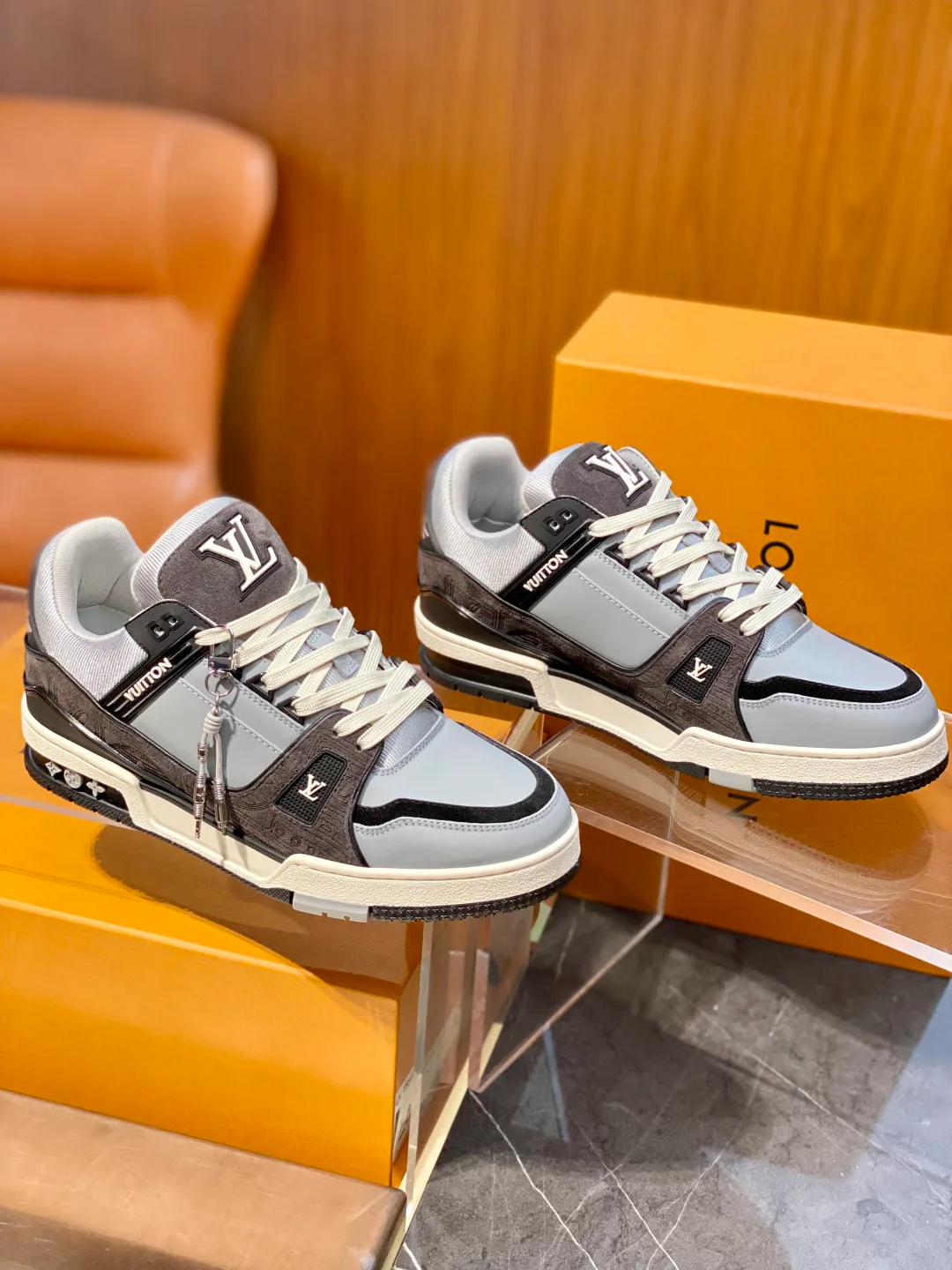 Men's Sneakers LOUIS VUITTON 18119328