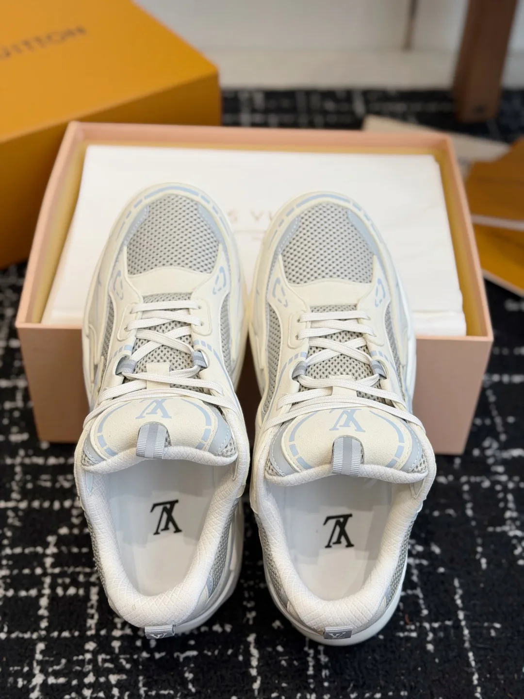 Men's Sneakers LOUIS VUITTON 17437988