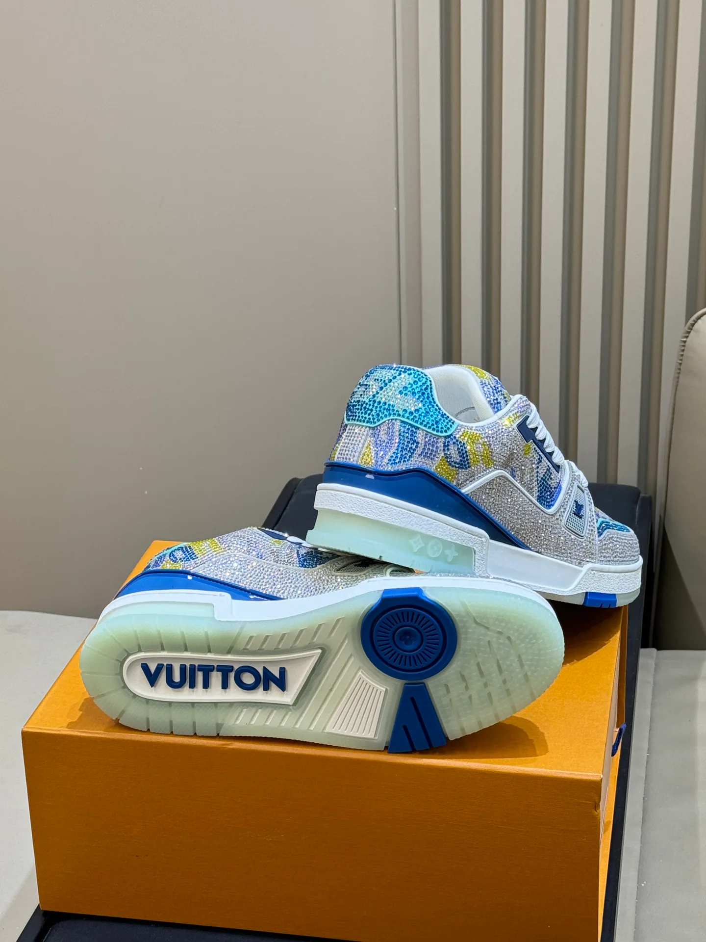 Women's Sneakers LOUIS VUITTON 18073565