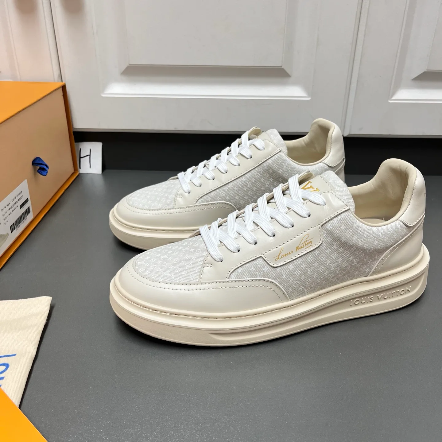 Men's Sneakers LOUIS VUITTON 18500174