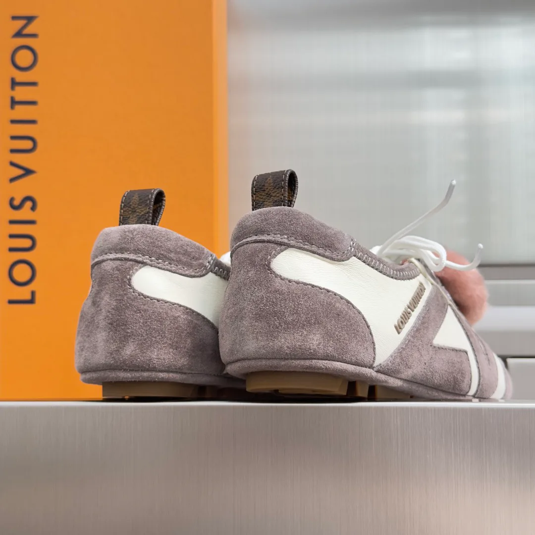 Women's Sneakers LOUIS VUITTON 18083489