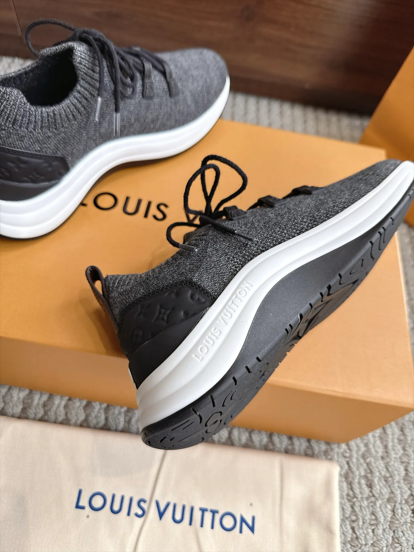 Women's Sneakers LOUIS VUITTON 18333246