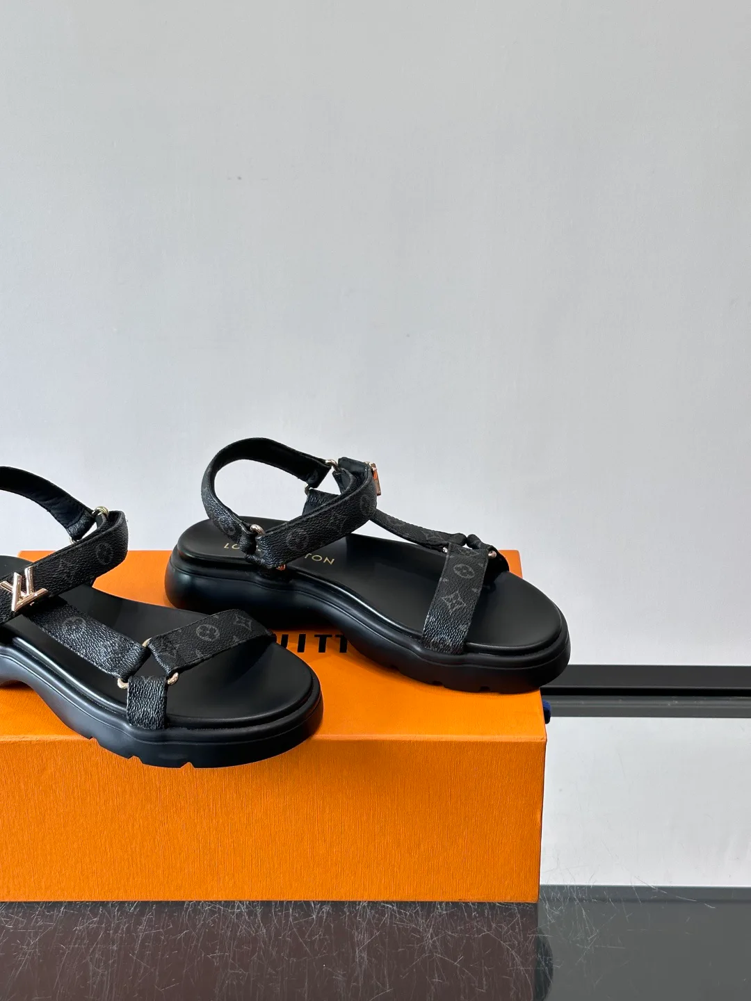 Women's Open-Toe Sandals LOUIS VUITTON 17608046