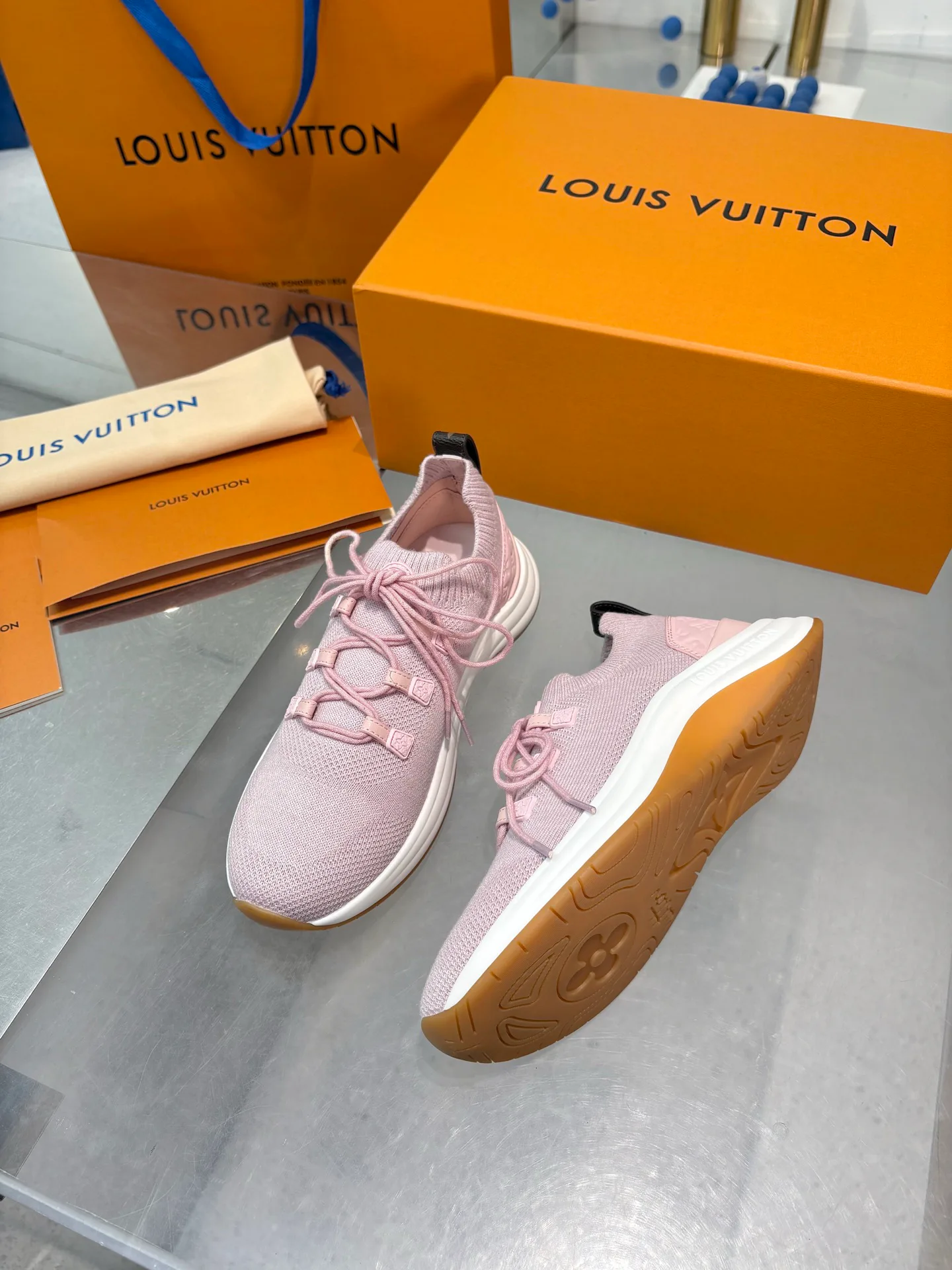 Women's Sneakers LOUIS VUITTON 18055137
