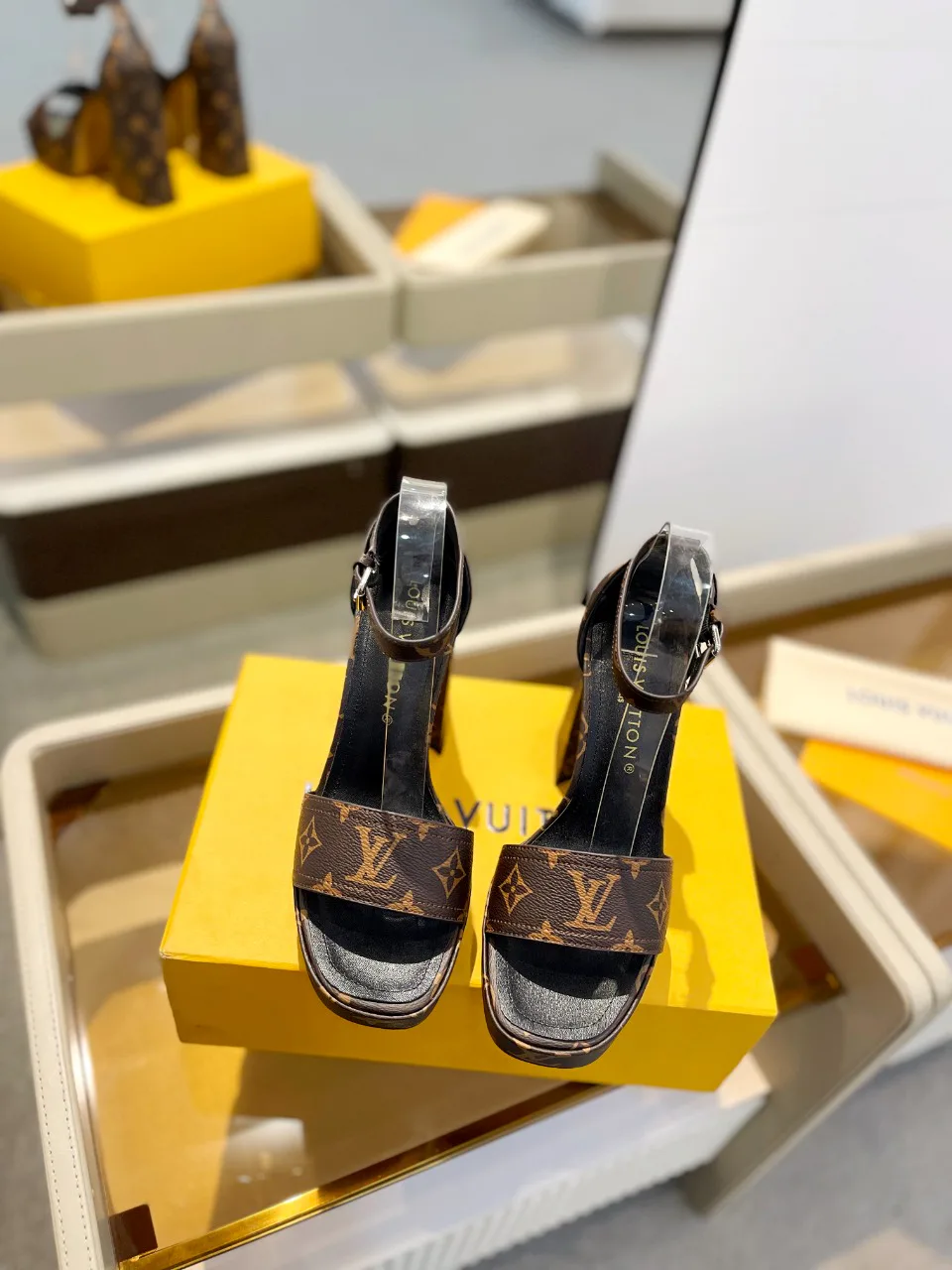 Women's Open-Toe Sandals LOUIS VUITTON 17946834