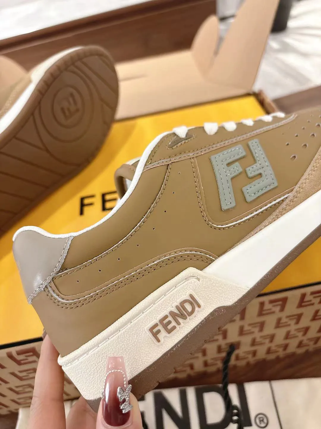 Women's Sneakers FENDI 18219516