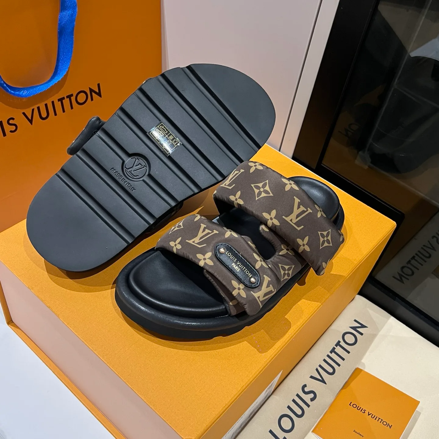 Women's Flip-Flops LOUIS VUITTON 17608431