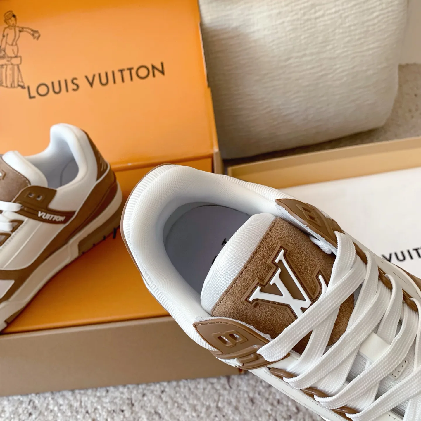 Women's Sneakers LOUIS VUITTON 18258361
