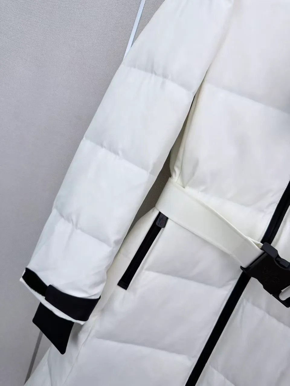 Women's Jackets And Down Jackets MONCLER 18402392