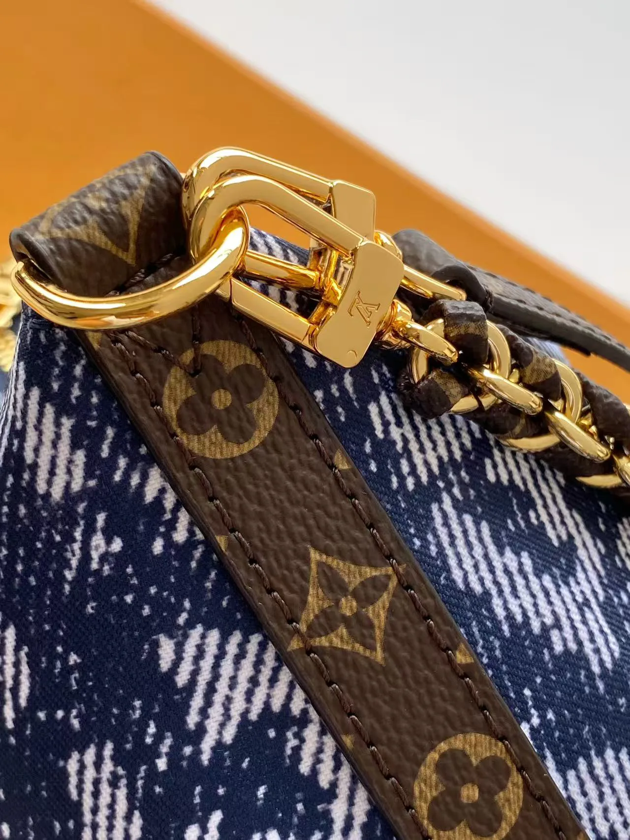 Women's Shoulder Bags LOUIS VUITTON 17948738